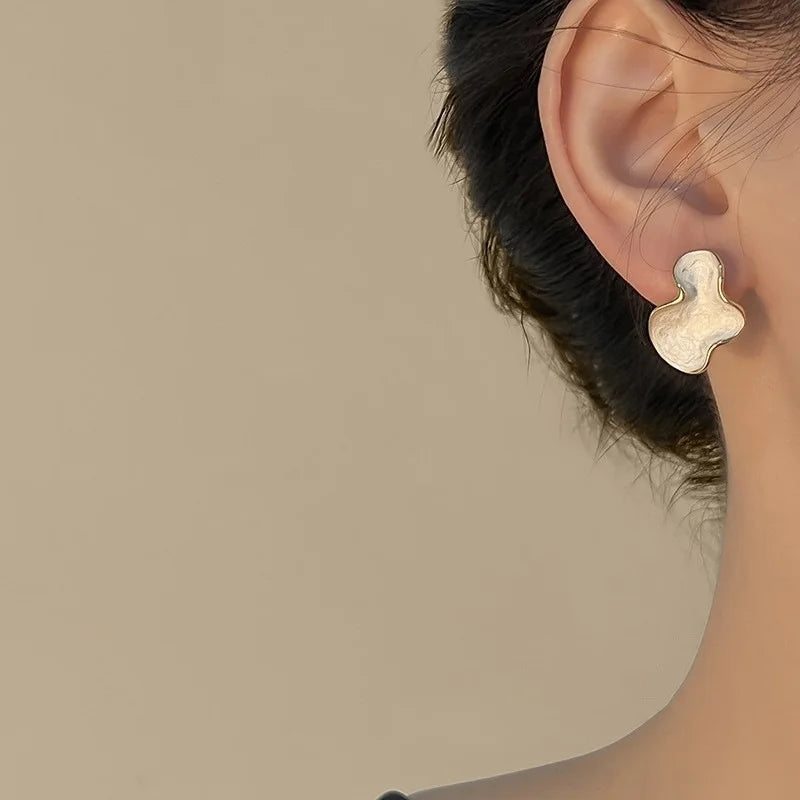 Lunara – Irregular Pearl Cloud Stud Earring