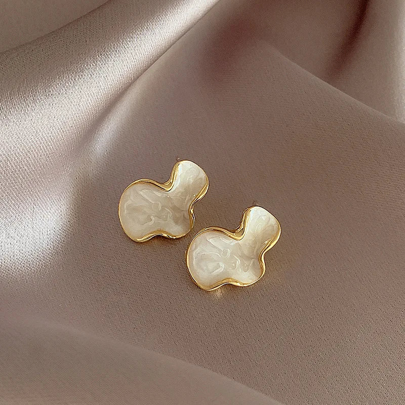 Lunara – Irregular Pearl Cloud Stud Earring