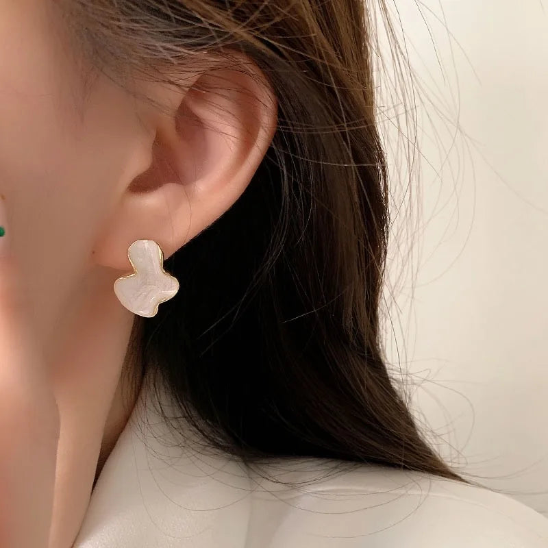 Lunara – Irregular Pearl Cloud Stud Earring