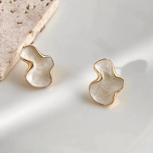 Lunara – Irregular Pearl Cloud Stud Earring