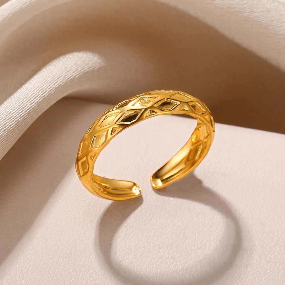 Aurum Muse – Modern Gold Stainless Steel Rings for Women