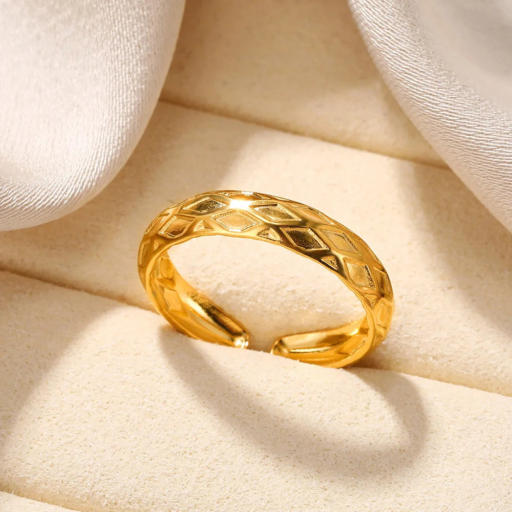 Aurum Muse – Modern Gold Stainless Steel Rings for Women